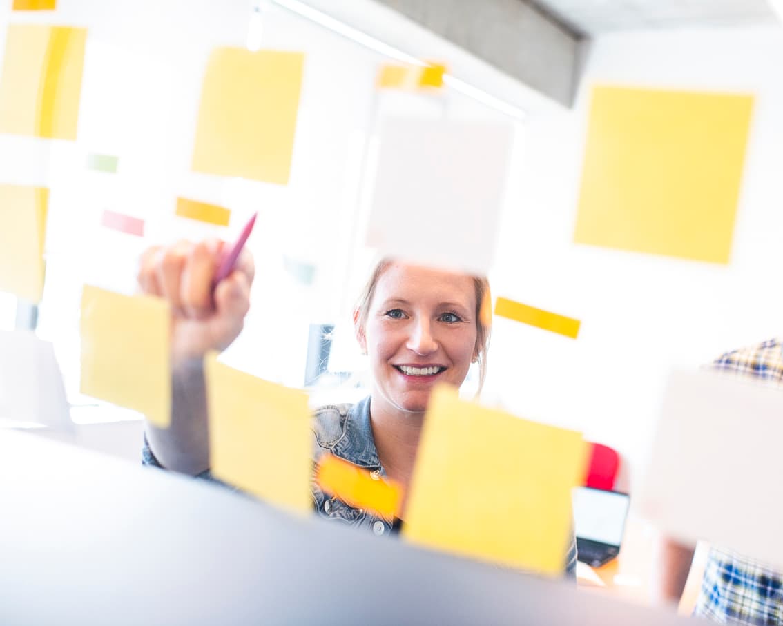 man tekent op whiteboard